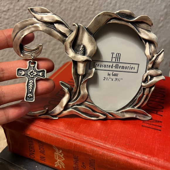 Pewter 2 1/2 x 3 1/2 Silver picture frame With Flowered Cross & Lily’s By Ganz - Picture 2 of 8
